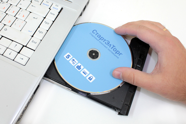 Установка компакт диска в ноутбук для инсталляции приложения
